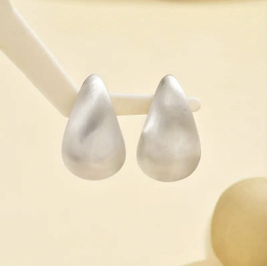 Aretes de Lágrima Plateados – Elegancia Atemporal